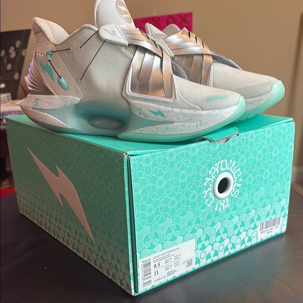 Nike Silver and Blue Athletic Shoes Modern Design - Picture 6 of 6